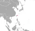 Carte tricolore indiquant l'emplacement d'une île (en rouge), près de Taïwan, Asie de l'Est (étendues d'eau en blanc et terres en gris).
