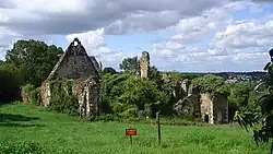 Photographie de 2011 montrant les ruines du Prieuré Saint Jean-Baptiste.