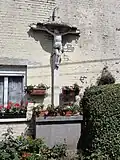 Calvaire sur une façade.