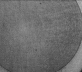 Cavitation et ouverture des cavités dans un fluide très visqueux : vue de dessus. Cavitation et ouverture des cavités dans un fluide très visqueux (PDMS de viscosité 1&nbsp;000&nbsp;Pa&nbsp;s) sous traction entre deux plaques rigides, similaire à ce qui se produit dans un adhésif. Les cavités sont déconnectées de l'extérieur et ont une pression faible. À un moment donné, un doigt d'air atteint soudainement les cavités et les emplit d'air