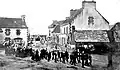 Procession dans le bourg de Landudec au début du XXe&nbsp;siècle.