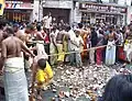 Noix de coco brisées sur le parcours de la procession de Ganesh à Paris.