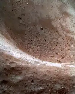 Image en fausses couleurs de la surface d'Éros prise depuis une altitude de 50&nbsp;km.