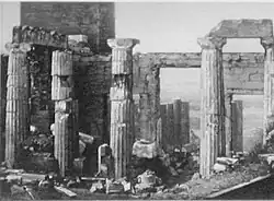 Les Propylées à Athènes, gravure d'Adolphe Pierre Riffaut d'après la photographie prise en octobre 1839.