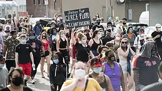 Manifestations et émeutes consécutives au meurtre de George Floyd. Manifestation contre les violences policières à Minneapolis le 26 mai 2020, au lendemain du meurtre de George Floyd.