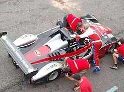 Proto 2&nbsp;litres FFSA en arrêt aux stands.