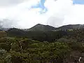 Le piton Rouge au centre vu depuis le sentier des Trous Blancs