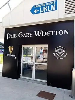 Pub Gary-Whetton en tribune Francis-Rui.