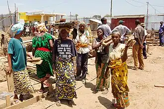 Femmes travaillant sur le chantier de construction du marché de Buyenzi