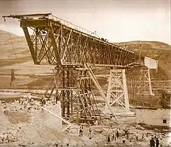 Le pont du Gor soutenu par des échafaudages pendant la démolition de la première culée, hiver 1905-1906. Photo Gillman