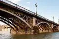 Le pont de Triana. Les arcs parallèles formant les arches sont bien visibles.