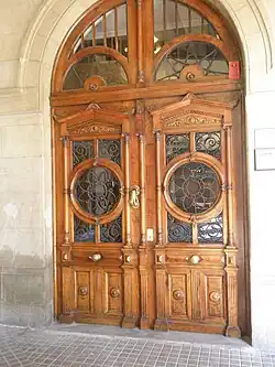 Porte sur la place