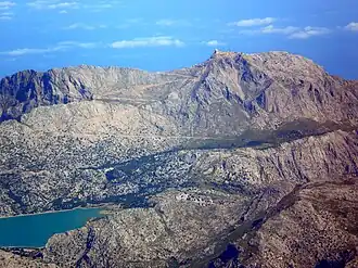 Vue aérienne du sommet depuis le sud-est.
