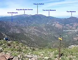 Côté sud : le puig depuis Querroig. Entre les deux : le bassin versant de la Baillaury (Vallauria), qui descend vers Banyuls-sur-Mer.