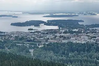 Le centre de Kuopio et le Kallavesi vus de la tour de Puijo.