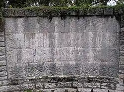 Inscriptions à l'entrée du site historique du puits-salé : « Exploité par les hommes de l'âge de la pierre polie, par les Celtes, Gaulois et les Gallo-romains, ayant connu son apogée au XIIe&nbsp;siècle, incendié et abandonné au XIVe&nbsp;siècle, le puits-salé est à l'origine de la ville de Lons-le-Saunier ».