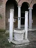 Le puits du VIIIe&nbsp;siècle à l'entrée