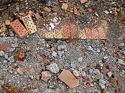 Briques alignées sous les décombres
