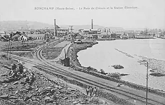 Un paysage industriel avec usine terrils et voie ferrées.