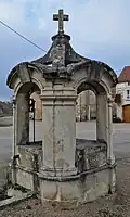 Puits et croix en pierre.