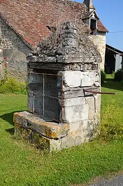 Puits maçonné à Boussay pourvu d'une grille.