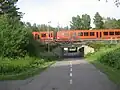 Train M200 du métro d'Helsinki entre les stations Itäkeskus et Myllypuro à Puotinharju.