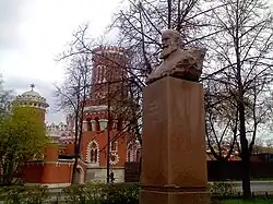 Buste de Nikolaï Joukovski à côté du palais
