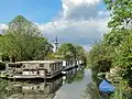 Puttershoek, vue sur un canal avec une église