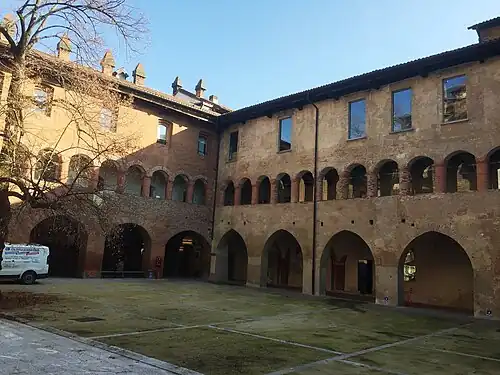 La cour du Palais del Broletto de Pavie (XIIe – XIIIe&nbsp;siècle).