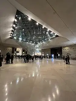 Pyramide inversée de nuit (intérieur).