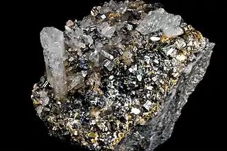 Pyrite et quartz - Banská Štiavnica baňa, Slovaquie (7&nbsp;×&nbsp;5,5&nbsp;cm)