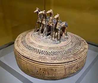 Pyxis géométrique attique avec couvercle à quatre chevaux, VIIIe&nbsp;siècle&nbsp;av. J.-C. Wadsworth Atheneum.