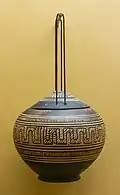 Pyxis et son couvercle. Tombe d'une femme, vers 900.Musée de l'Agora antique d'Athènes