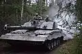 Char Challenger équipé d'une  « lame dozer » pour dégager des arbres abattus intentionnellement. Elle participe aussi au blindage frontal.