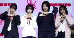 Photo du groupe dont chaque membre représente avec ses doigts une lettre du nom en anglais du groupe