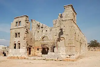 La façade avec les deux tours et la porte qui suit le narthex.