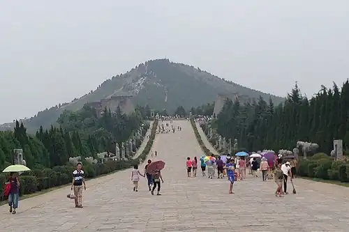 Vue générale de la tombe depuis le sud : la voie des esprits conduisant à la tombe, située sous la montagne.