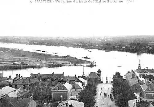 Quai des Antilles en cours d'aménagement sur le bras de la Madeleine et site du futur quai Président-Wilson sur le bras de Pirmil à l'extrémité aval de l'île de Nantes.