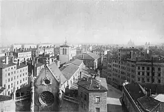 Le quartier Grolée vu du nord vers 1890. Noter la cure dans « l'immeuble des trois façades » à l'ouest qui obstrue la rue Grolée. Le Grand Bazar est déjà construit (angle en bas à droite de la photo).