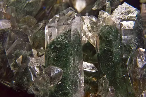 Quartz contenant des inclusions de chlorite.Taille : 10x9x63,3&nbsp;cm.Bourg d'Oisans, Isère, Rhône-Alpes, France