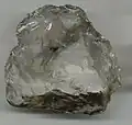 Le quartz ne possède pas de plan de clivage. Il admet des cassures dites conchoïdale.