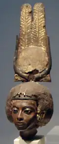 La reine Tiyi (épouse d'Amenhotep III) (épouse d'Amenhotep&nbsp;III), Tell el-Amarna, née en 1400 av. J.-C.. Ébène, or, argent, lapis-lazuli, textile, faïence, H. 32,7&nbsp;cm.