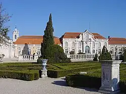 La façade de l'aile de la salle de bal, d'un architecte inconnu, rappelle Borromini.