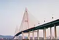Queshi Bridge&nbsp;(en), de très grande longueur, est aussi l'un des ponts haubanés les plus hauts du monde, avec une portée de 518 mètres, ce qui permet le passage des plus gros navires.