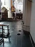 La méridienne traverse tout le transept.