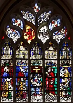 Vitrail de la fin du XVe siècle, divisé en cinq lancettes représentant des saints confesseurs autour de la Vierge.