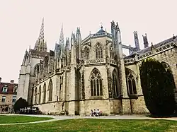 Photographie du chevet d'une cathédrale gothique, avec le mur extérieur d'une chapelle rayonnante et le haut vaisseau central au-dessus.
