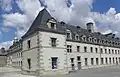 À gauche, l'aile de 1720, et à droite celle de 1888.