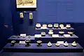 Poterie noire de la culture de Qujialing (divers sites) et haches d'arme de pierre polie (lesquelles ont été trouvées sur le cimetière de Qujiapo) .
