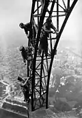 Travail sur corde : peintre sur la Tour Eiffel en 1924.